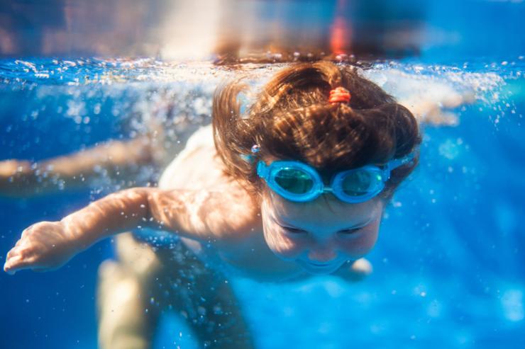 TUWASS_Bewegungswelle_Baby_und_Kinderschwimmen_iStock-514686837_Arand_lowres_72dpi